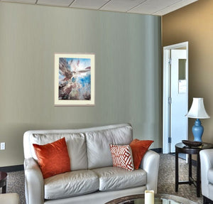 Gerahmtes Aquarell mit Passepartout, "Wolf und Greif 03" in einem Wartezimmer über einer Couch