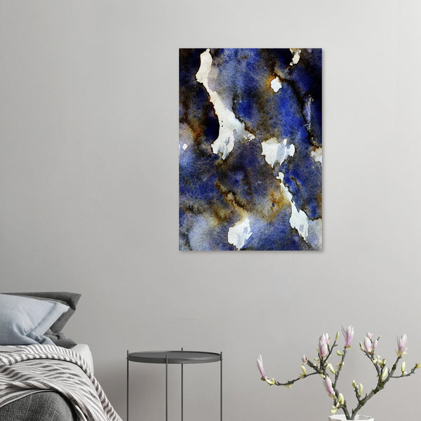 Fine-Art Poster „Blatt 11.3“ aus dem „Blauen Skizzenbuch“ von johann franki an einer weißgekalkten Wand einer Couchecke – das  Motiv im Hochformat zeigt einen dunkelblauen Hintergrund mit weißen Durchbrüchen.