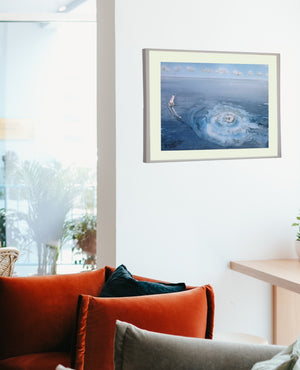 Original Aquarell von johann franki in einer Hotel-Lobby als dezente Markierung einer Schreibtischecke – das Motiv im Querformat zeigt eine künstlerische Interpretation der Geschichte zur Sprengung der deutschen Gasversorgung .