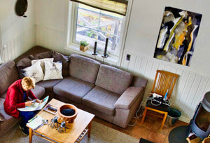 Fine-Art Poster „Blatt 25.4“ aus dem „Blauen Skizzenbuch“ von johann franki in einem neten Appartement, – das  Motiv im Hochformat zeigt eine wilde, abstrakte Komposition in verschiedensten Farbtönen. 