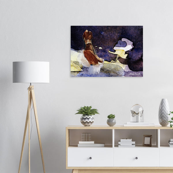 Fine-Art Poster „Blatt 13.1 aus dem „Blauen Skizzenbuch“ von johann franki in einem Arbeitszimmer mit weißgekalkter Wand, Stehlampe und Sideboard – das  Motiv im Querformat zeigt eine Montage der Figur des Blattes 6.2 in eine farbige stilisierte Landschaft mit Denkmal.