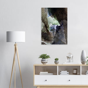 Fine-Art Poster „Blatt 16.1 aus dem „Blauen Skizzenbuch“ von johann franki in einem Arbeitszimmer mit weißgekalkter Wand, Stehlampe und Sideboard – das  Motiv im Hochformat zeigt graphit-blau und grüne Töne.
