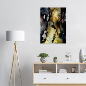 Fine-Art Poster „Blatt 23.1“ aus dem „Blauen Skizzenbuch“ von johann franki in einem Arbeitszimmer mit weißgekalkter Wand, Stehlampe und Sideboard – das  Motiv im Hochformat zeigt eine baumrindenähnliche Komposition.
