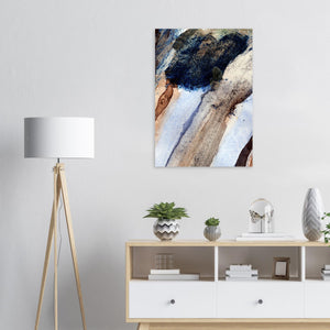 Fine-Art Poster „Blatt 30.3“ aus dem „Blauen Skizzenbuch“ von johann franki in einem Arbeitszimmer mit weißgekalkter Wand, Stehlampe und Sideboard – das  Motiv im Hochformat zeigt eine Abstraktion mit farbig streifigem Bildaufbau.
