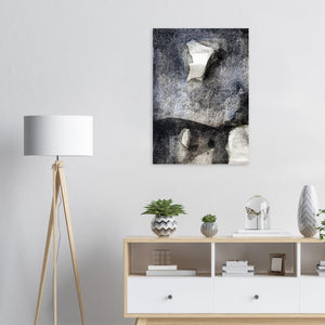 Fine-Art Poster „Blatt 42.1“ aus dem „Blauen Skizzenbuch“ von johann franki in einem Arbeitszimmer mit weißgekalkter Wand, Stehlampe und Sideboard – das  Motiv im Hochformat zeigt Abstraktion und Andeutung, mit Gesetzen der realistischen Zeichnung spielend auf payne-blauem Hintergrund.
