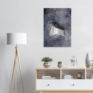 Fine-Art Poster „Blatt 42.6“ aus dem „Blauen Skizzenbuch“ von johann franki in einem Arbeitszimmer mit weißgekalkter Wand, Stehlampe und Sideboard – das  Motiv im Hochformat zeigt einen spitzen Gegenstand auf payne-blauem Hintergrund.
