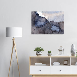 Fine-Art Poster „Blatt 43.1“ aus dem „Blauen Skizzenbuch“ von johann franki in einem Arbeitszimmer mit weißgekalkter Wand, Stehlampe und Sideboard – das  Motiv im Hochformat zeigt eine payneblaue Landschaftskomposition.
