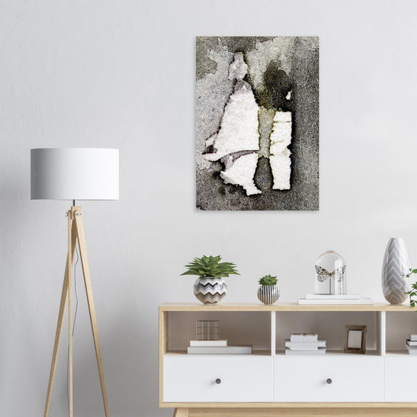 Fine-Art Poster „Blatt 17.3 aus dem „Blauen Skizzenbuch“ von johann franki in einem Arbeitszimmer mit weißgekalkter Wand, Stehlampe und Sideboard – das  Motiv im Hochformat zeigt silbergraue, schwarze und graphit Töne.