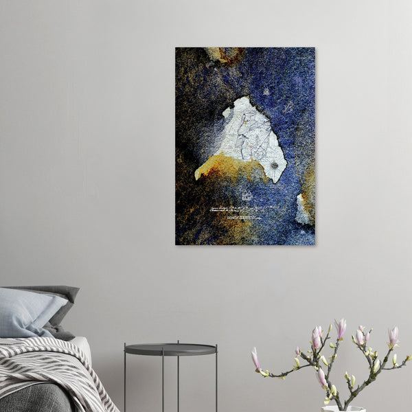 Fine-Art Poster „Blatt 11.5b“ aus dem „Blauen Skizzenbuch“ von johann franki an einer weißgekalkten Wand einer Couchecke – das  Motiv im Portrait-Format zeigt eine Insel im  dunkelblauen Meer mit eingezeichneten Wegen, Strassen und Gebäuden und Windrose.