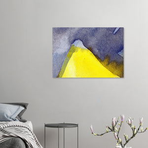 Fine-Art Poster „Blatt 35.3“ aus dem „Blauen Skizzenbuch“ von johann franki an einer weißgekalkten Wand einer Couchecke – das  Motiv im Querformat wirkt wie eine strahlende Lampe.