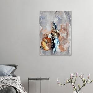 Fine-Art Poster „Blatt 6“ aus dem „Blauen Skizzenbuch“ von johann franki an einer weißgekalkten Wand einer Couchecke – das  Motiv im Hochformat zeigt eine abstrakte Figur in dezenten, zum Teil kräftigen Farben.
