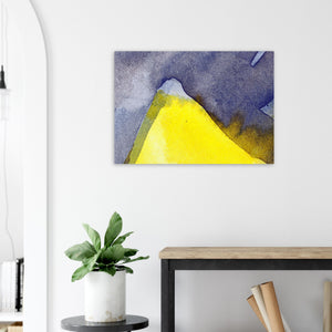 Fine-Art Poster „Blatt 35.3“ aus dem „Blauen Skizzenbuch“ von johann franki in einer Diele mit weißgekalkter Wand und Topfpflanze – das abstrakte Bild wirkt wie eine strahlende Lampe.