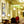 Fine-Art Poster „Blatt 35“ aus dem „Blauen Skizzenbuch“ von johann franki in einem ehrwürdigen Hotelfoyer als Hintergrund einer Sitzgruppen – das abstrakt-musterhafte Motiv im Hochformat zeigt gelbe Strukturen auf payne-blaue Hintergrund.
