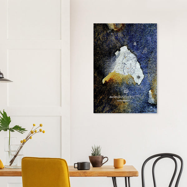 Fine-Art Poster „Blatt 11.5b“ aus dem „Blauen Skizzenbuch“ von johann franki an einer weißgekalkten Wand  hinter einem Frühstückstisch in morgendlicher Atmosphäre. Das Motov ist ein Portrait Format und zeigt eine Insel.