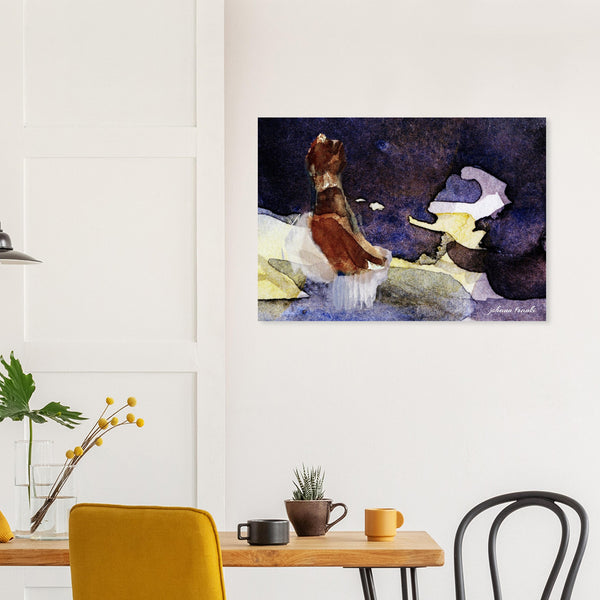 Fine-Art Poster „Blatt 15.1“ aus dem „Blauen Skizzenbuch“ von johann franki an einer weißgekalkten Wand hinter einem Frühstückstisch - Motiv zeigt eine abstrakte Landschaft in die die Figur von Blatt 6.2 montiert wurde. 
