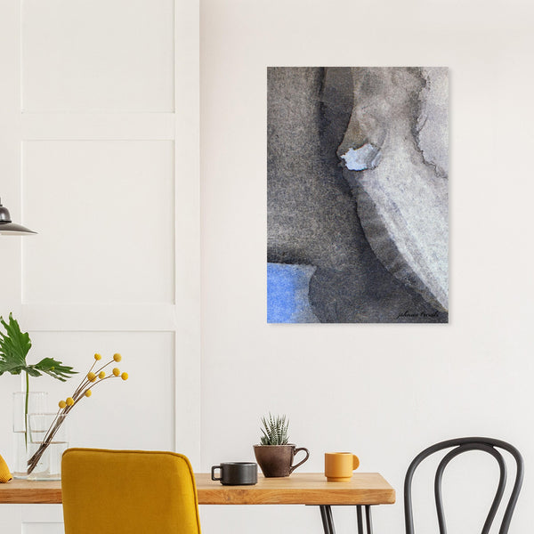 Fine-Art Poster „Blatt 15.1“ aus dem „Blauen Skizzenbuch“ von johann franki an einer weißgekalkten Wand hinter einem Frühstückstisch zeigt eine abstrakte Strukturenlandschaft mit einem "Juwel" in Hochformat oder Querformat mit Graphit-Tönen.
