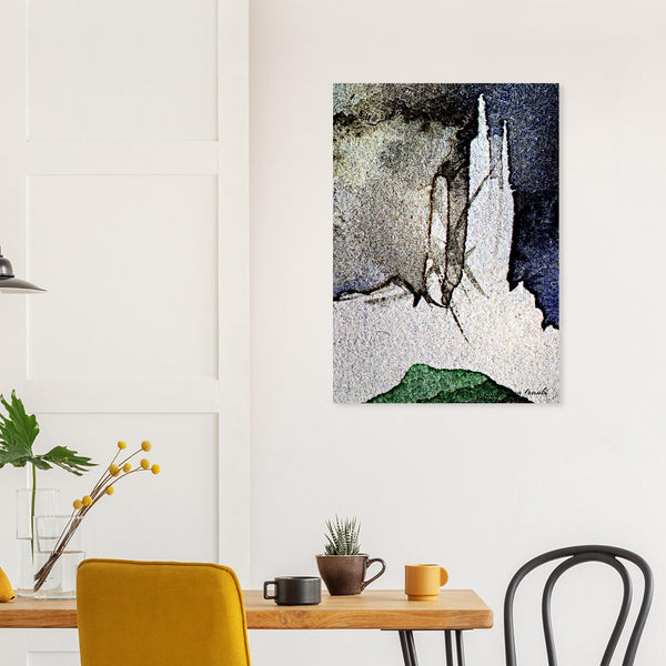 Fine-Art Poster „Blatt 17.5“ aus dem „Blauen Skizzenbuch“ von johann franki an einer weißgekalkten Wand hinter einem Frühstückstisch zeigt eine abstrakte Kompositionen in Hochforma Graphittönen.
