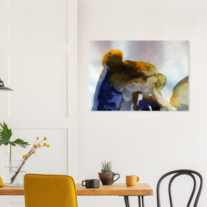 Fine-Art Poster „Blatt 27.1“ aus dem „Blauen Skizzenbuch“ von johann franki an einer weißgekalkten Wand hinter einem Frühstückstisch zeigt eine abstraktgehaltene Figur von unten.
