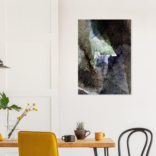 Fine-Art Poster „Blatt 16.1“ aus dem „Blauen Skizzenbuch“ von johann franki an einer weißgekalkten Wand hinter einem Frühstückstisch zeigt eine abstrakte Felslandschaft in Hochformat mit Graphit-Blautönen und Grün.
