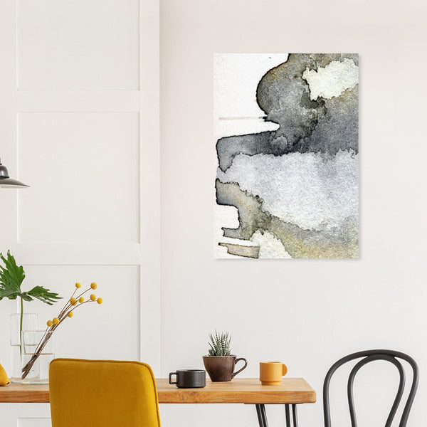 Fine-Art Poster „Blatt 17.2“ aus dem „Blauen Skizzenbuch“ von johann franki an einer weißgekalkten Wand hinter einem Frühstückstisch zeigt eine abstrakte Kompositionen in Hochformat mit Graphittönen.