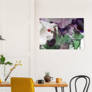 Fine-Art Poster „Blatt 21.1“ aus dem „Blauen Skizzenbuch“ von johann franki an einer weißgekalkten Wand hinter einem Frühstückstisch zeigt eine abstrakte Kompositionen in Landschaftsfarben, in das der Betrachter eintauchen kann.
