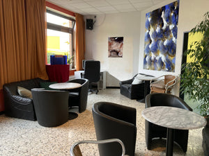 Fine-Art Poster „Blatt 11“ aus dem „Blauen Skizzenbuch“ von johann franki als Übergröße wandfüllend, – das  Motiv im Hochformat zeigt eine abstrakte Komposition in Dunkelblau, weißen Durchbrüchen, einem Muster ähnelnd.