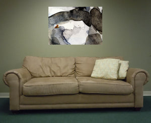 Fine-Art Poster „Blatt 42.5“ aus dem „Blauen Skizzenbuch“ von johann franki an einer weißgekalkten Wand einer Couchecke – das  Motiv im Querformat zeigt eine abstrakte Landschaft aus Paynegrauen ud -blauen Shapes mit einem Tabakkrümel.
