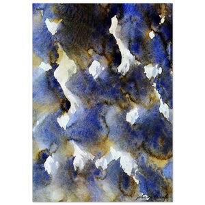Fine-Art Poster „Blatt 11.1“ aus dem „Blauen Skizzenbuch“ von johann franki in einer gemütlichen Leseecke über einem Sessel, – das  Motiv zeigt musterartige weiße Durchbrüche auf dunkelblauem Hintergrund. 
