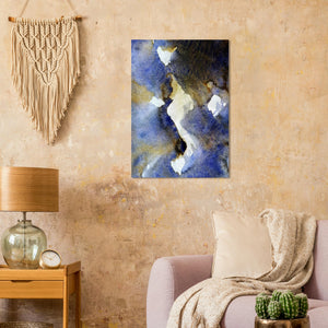 Fine-Art Poster „Blatt 11.2“ aus dem „Blauen Skizzenbuch“ von johann franki in einer gemütlichen Leseecke über einem Sessel, – das  Motiv zeigt ein zentrales, weißes sternähnliches Objekt auf dunkelblauem Hintergrund. 
