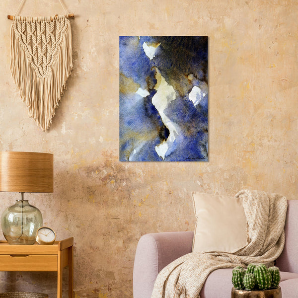 Fine-Art Poster „Blatt 11.2“ aus dem „Blauen Skizzenbuch“ von johann franki in einer gemütlichen Leseecke über einem Sessel, – das  Motiv zeigt ein zentrales, weißes sternähnliches Objekt auf dunkelblauem Hintergrund. 
