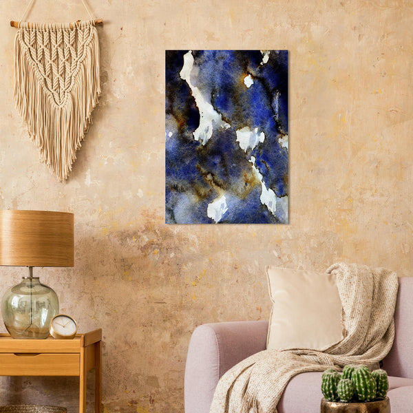 Fine-Art Poster „Blatt 11.3“ aus dem „Blauen Skizzenbuch“ von johann franki in einer gemütlichen Leseecke über einem Sessel, – das Motiv zeigt einen dunkelblaueHintergrund mit weißen Durchbrüchen. 
