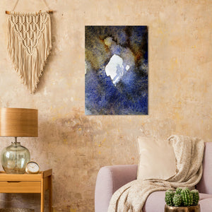 Fine-Art Poster „Blatt 11.4“ aus dem „Blauen Skizzenbuch“ von johann franki in einer gemütlichen Leseecke über einem Sessel, – das  Motiv zeigt ein zentrales, weißes Objekt auf dunkelblauem Hintergrund.