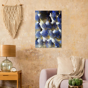 Fine-Art Poster „Blatt 11“ aus dem „Blauen Skizzenbuch“ von johann franki in einer gemütlichen Leseecke über einem Sessel, – das  Motiv zeigt musterartige weiße Durchbrüche auf dunkelblauem Hintergrund. 
