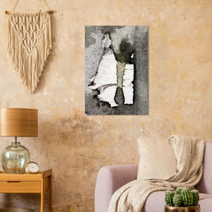 Fine-Art Poster „Blatt 17.3“ aus dem „Blauen Skizzenbuch“ von johann franki in einer gemütlichen Leseecke über einem Sessel, – das  Motiv im Hochformat zeigt ein abstraktes Bild in blei-grafit-look. 