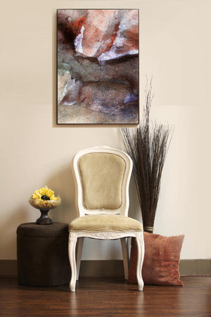 Fine-Art Poster „Blatt 21.5“ aus dem „Blauen Skizzenbuch“ von johann franki in einer gemütlichen Leseecke über einem Sessel, – das  Motiv zeigt ein abstraktes Bild mit Assotiationen zu einer Felsenlandschaft in Altrosè. 
