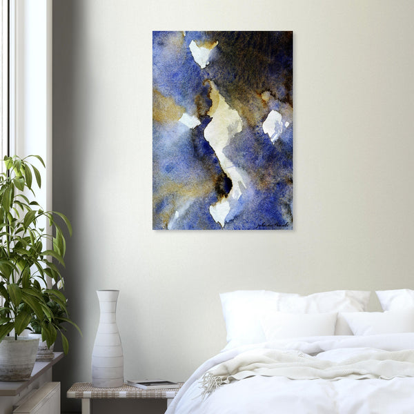 Fine-Art Poster „Blatt 11.2“ aus dem „Blauen Skizzenbuch“ von johann franki in einem Ruheraum mit weißgekalkter Wand und Bett – das  Motiv zeigt ein zentrales, weißes sternähnliches Objekt auf dunkelblauem Hintergrund.
