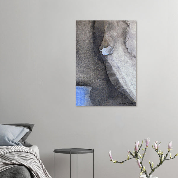 Fine-Art Poster „Blatt 15.1“ aus dem „Blauen Skizzenbuch“ von johann franki in einem Ruheraum mit weißgekalkter Wand und Bett – das  Motiv zeigt eine abstrakte Strukturenlandschaft mit einem "Juwel" in Hellblau und mit Graphit-Tönen in Hochformat oder Querformat möglich zu hängen.