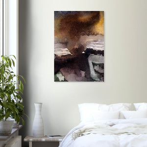 Fine-Art Poster „Blatt 17.4“ aus dem „Blauen Skizzenbuch“ von johann franki in einem Ruheraum mit weißgekalkter Wand und Bett – das  Motiv im Hochformat zeigt eine abstrakte Landschaft in warmen, nüchternen Gewitterfarben.
