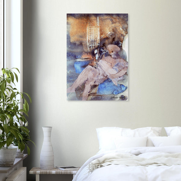 Fine-Art Poster „Blatt 9b“ aus dem „Blauen Skizzenbuch“ von johann franki in einem Ruheraum mit weißgekalkter Wand und Bett – das  Motiv zeigt eine abstrakte Szenerie in die Figuren und Architektur hineinprojeziert werden kann.
