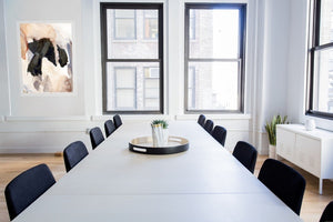 Teamsitzungsraum
Fine-Art Poster „Blatt 2.5“ aus dem „Blauen Skizzenbuch“ von johann franki als kasettenfüllender Eyecatcher in einem renovierten Altbau, Teamsitzungsraum mit Tisch und Stühlen, – das  Motiv im Hochformat zeigt ein dunkelblaues Artefakt auf einem abstrakt gehaltenen hautfarbenen Hintergrund. 
