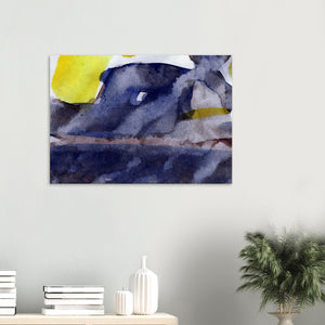 Fine-Art Poster „Blatt 35.1“ aus dem „Blauen Skizzenbuch“ von johann franki über einem Beistelltisch eines Wartezimmers, – das  Motiv im Querformat zeigt eine abstrakte Komposition in Payne-Blau und Gelb.
