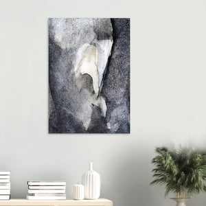 Fine-Art Poster „Blatt 42.3“ aus dem „Blauen Skizzenbuch“ von johann franki über einem Beistelltisch eines Wartezimmers, – das  Motiv im Hochformat zeigt eine abstrakte Komposition in payneblauen Tönen. 