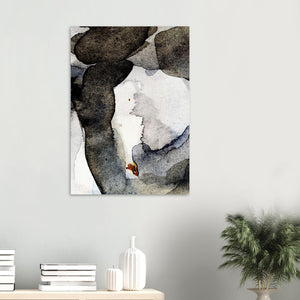 Fine-Art Poster „Blatt 42.5“ aus dem „Blauen Skizzenbuch“ von johann franki über einem Beistelltisch eines Wartezimmers, – das  Motiv im Hochformat zeigt eine abstrakte Komposition in payneblauen Tönen mit braunem Tabakkrümel. 