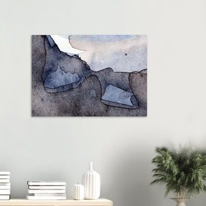 Fine-Art Poster „Blatt 43.1“ aus dem „Blauen Skizzenbuch“ von johann franki über einem Beistelltisch eines Wartezimmers, – das  Motiv im Querformat zeigt eine abstrakte Komposition in Payne-Graublau und blauen Tönen. 