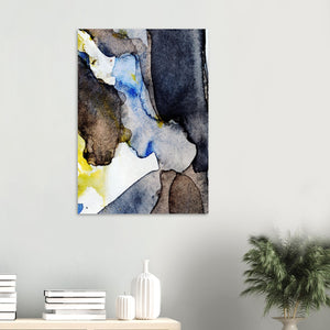 Fine-Art Poster „Blatt 43.6“ aus dem „Blauen Skizzenbuch“ von johann franki über einem Beistelltisch eines Wartezimmers, – das  Motiv im Hochformat zeigt ein buntes Treiben von Linien, Zeichnng und Farbflöchen.
