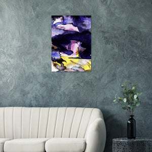 Fine-Art Poster „Blatt 13.2“ aus dem „Blauen Skizzenbuch“ von johann franki über einer hellen Couch an dunkelgrüner Tapete, – das  Motiv im Hochformat zeigt eine abstrakte Komposition in angepassten Grundtönen. 