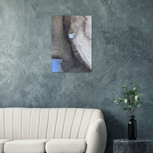 Fine-Art Poster „Blatt 15.1“ aus dem „Blauen Skizzenbuch“ von johann franki über einer hellen Couch an dunkelgrüner Tapete, – das  Motiv im Hoch, oder Querformat zeigt eine abstrakte Komposition in Graphit und Hellblau. 