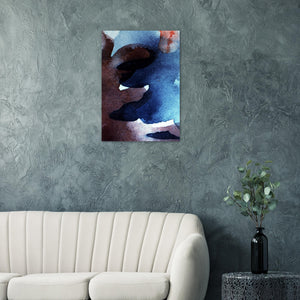 Fine-Art Poster „Blatt 19.1“ aus dem „Blauen Skizzenbuch“ von johann franki über einer hellen Couch an dunkelgrüner Tapete, – das  Motiv im Hochformat zeigt eine abstrakte Komposition in dunklen Blautönen mit zwei dreieckigen Lichtaugen. 
