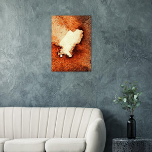 Fine-Art Poster „Blatt 31.1“ aus dem „Blauen Skizzenbuch“ von johann franki über einer hellen Couch an dunkelgrüner Tapete, – das  Motiv im Hochformat zeigt eine abstrakte Komposition in amber Tönen, die scheinbar einen quaderförmigen Gegenstand zentralisiert.  
