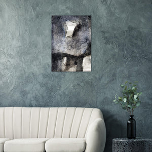 Fine-Art Poster „Blatt 42.1“ aus dem „Blauen Skizzenbuch“ von johann franki über einer hellen Couch an dunkelgrüner Tapete, – das  Motiv im Hochformat zeigt eine abstrakte Komposition in payneblauen Tönen, die mit Gesetzen der Realistik spielt.  
